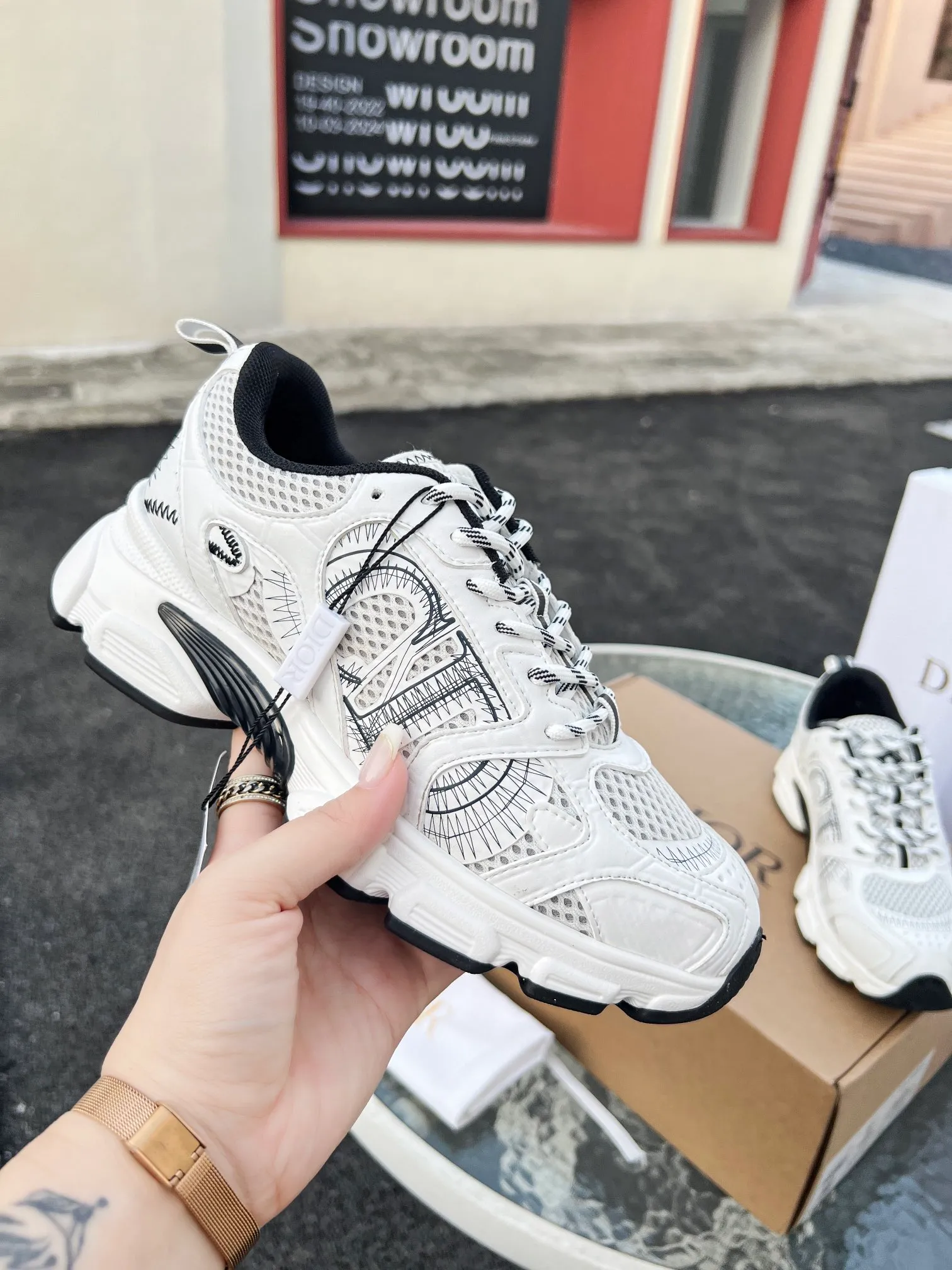 👟👟Ex-factory price 600👟👟 High version couple model🍸 Dior Dior | 2024 ˢˢDilraba, many stars have the same style. L’s 2024 spring and summer new products. The latest popular Chrono series, thick-soled mesh color-blocking running shoes, dad shoes, casual sports shoes series〰 Original purchase, development and production👍🏻This Dior Chrono sneaker is made of white and black mesh fabric with leather effect panels. The CD logo on both sides, the star patch on the tongue and the Dior logo on the heel, many details highlight the style. The two-tone laces, lightweight sole and star embellishment allow for a casual look all year round, complementing a variety of casual or elegant pieces. ♺Upper: Original imported first-layer cowhide + mesh ♺Inner lining: Original customized breathable lining ♺Outsole: Original molded EVA super light and super soft outsole ♺Heel height: 4.5cm ♺Size: Female 35-41 Male 39-45 (Female 40.41 Male 45 customized)